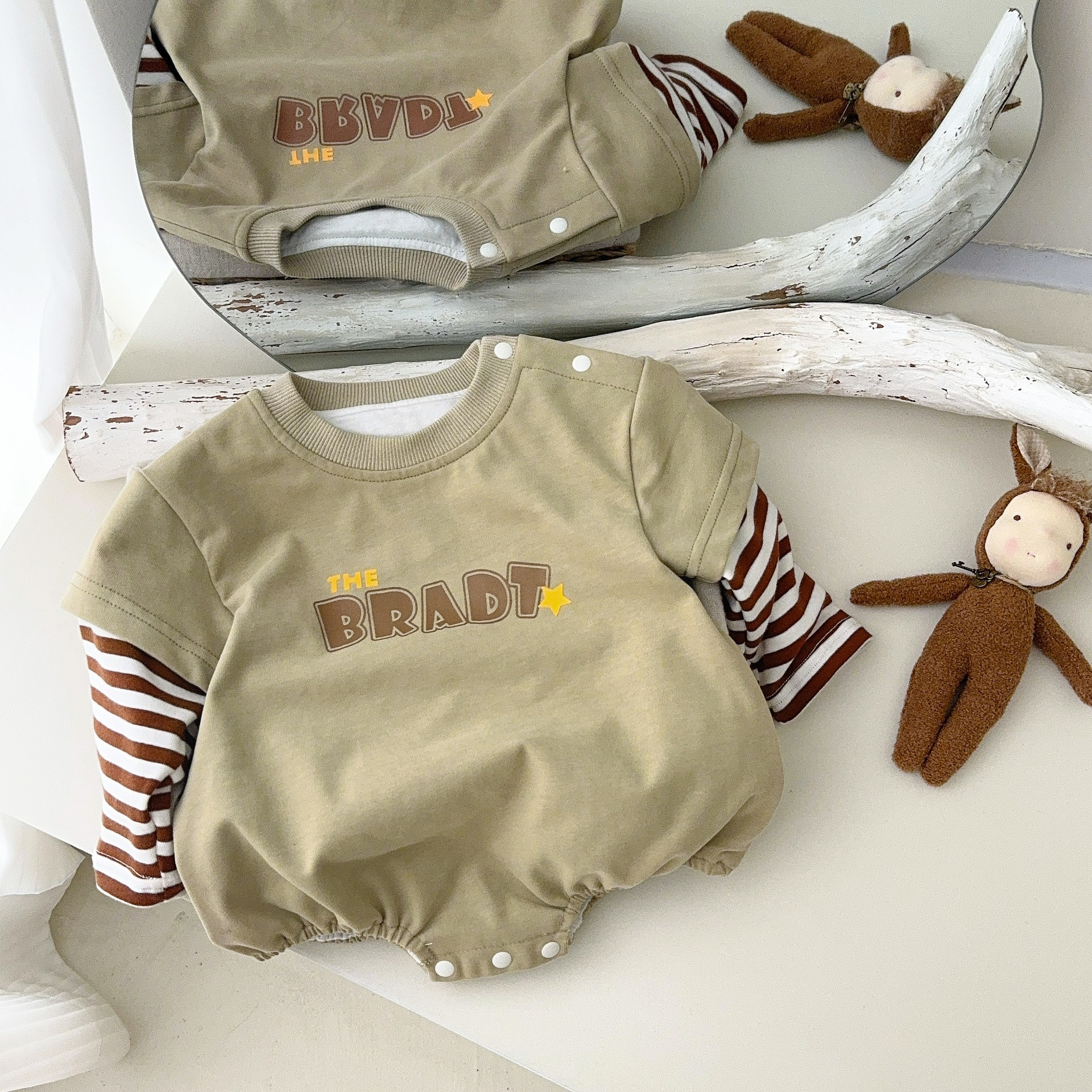 2025 primavera nuevo producto mono de bebé masculino coreano impresión de letras falso dos piezas tipo A abrigo de manga larga de bebé