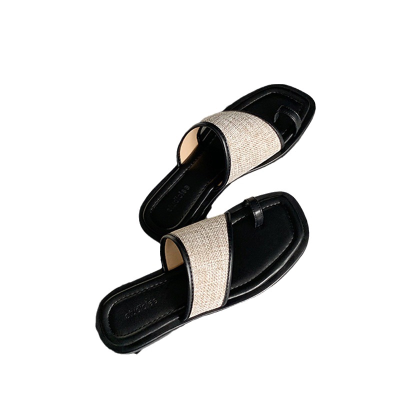 Zapatillas de dedos de viento fragrante para mujeres de verano 2023 nuevo estilo francés de viento nocturno de arena plana zapatillas frías de playa