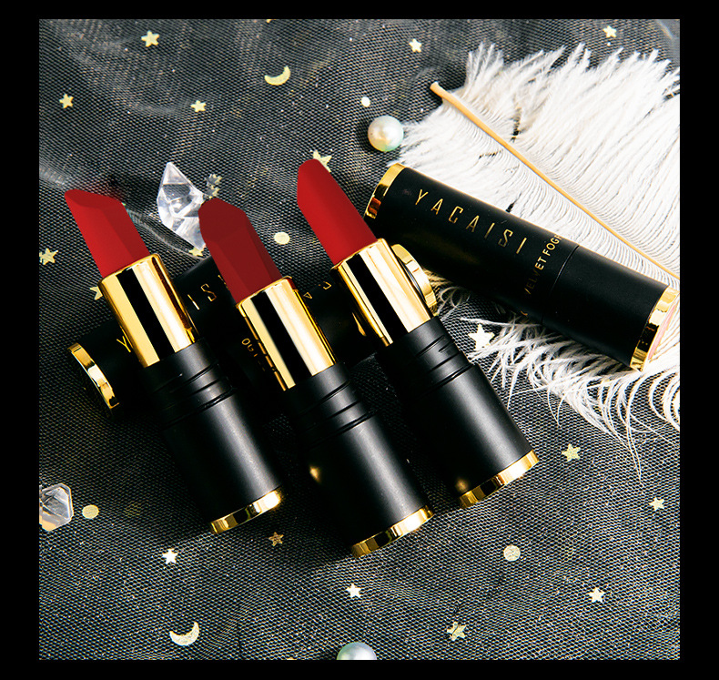 Yacai Si Hyaluronic Acid lipstick is waterproof, non-stick, long-lasting and does not fade. It features a matte velvet and matte finish. It is a popular choice undefined
