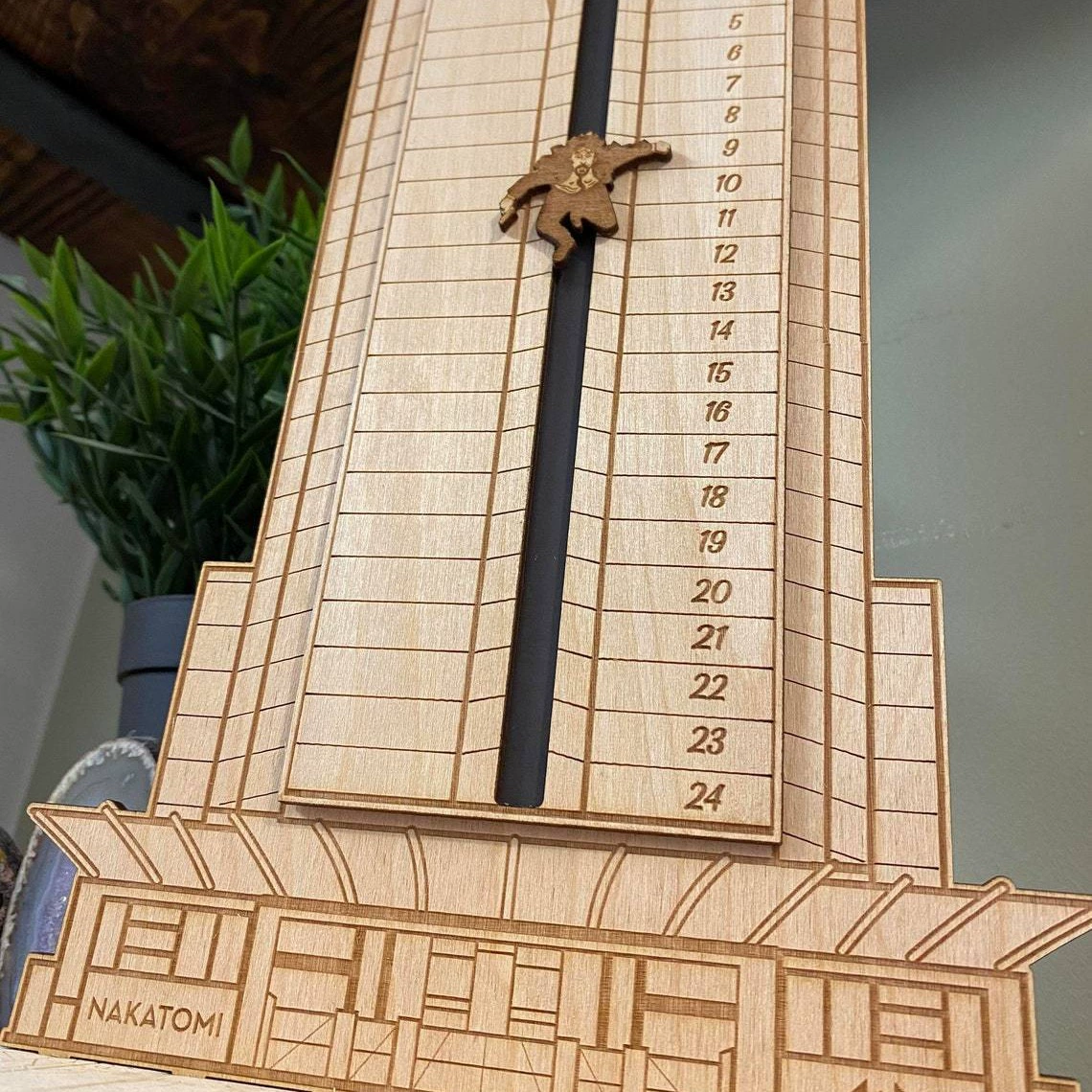 Amazon Die Hard Advent Calendar Рождественский обратный отсчет крутого парня приходит календарь деревянный орнамент