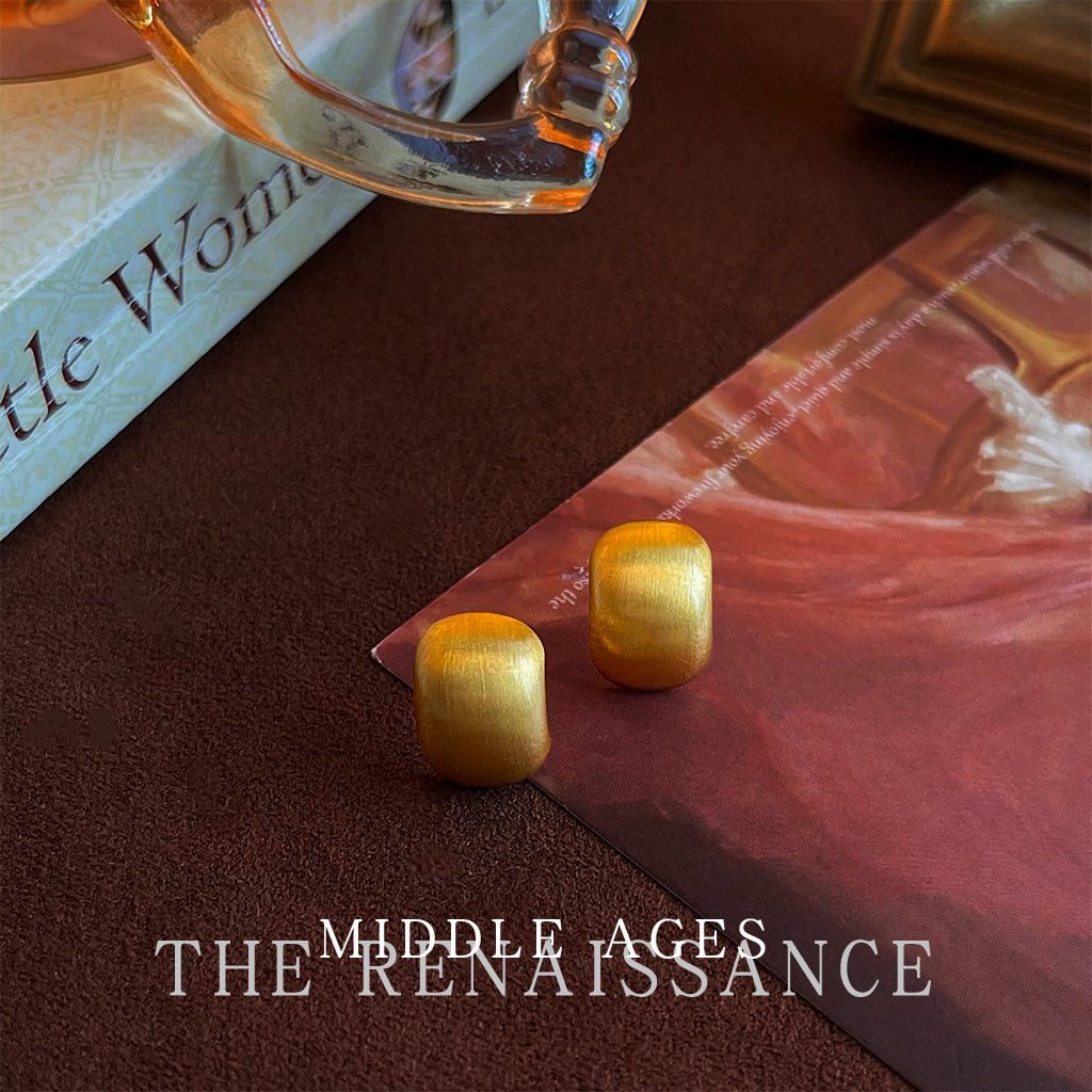 Retro gold brushed small C ear buckle light middle-aged French retro matte brushed geometric earrings