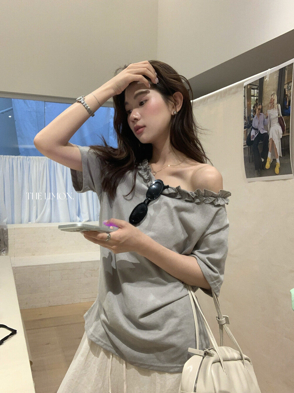 Áo thun nữ tay ngắn cổ lệch vai kết hợp ren bèo nhún phong cách Pháp — màu đen, màu trắng, Tro xi măng, Bột tím chi tiết 30