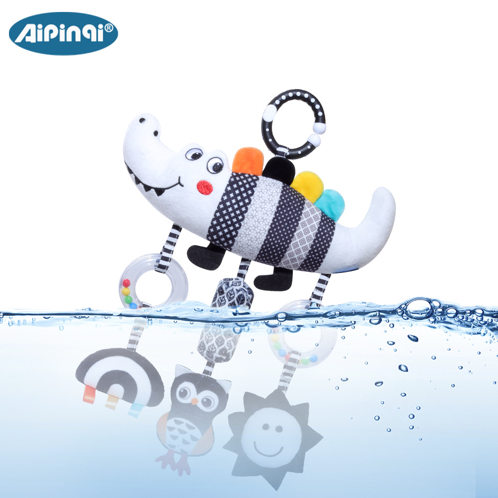 Aipinqi nuevo bebé blanco y negro campana de viento animal 0 - 3 años cocodrilo bebé juguetes de peluche al por mayor en stock