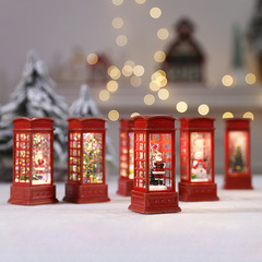 クリスマスの電話ボックスの老人の小さいランプはデパートのショーウインドーの祝日のシーンを飾って雪だるまの炎の明かりを飾ります。