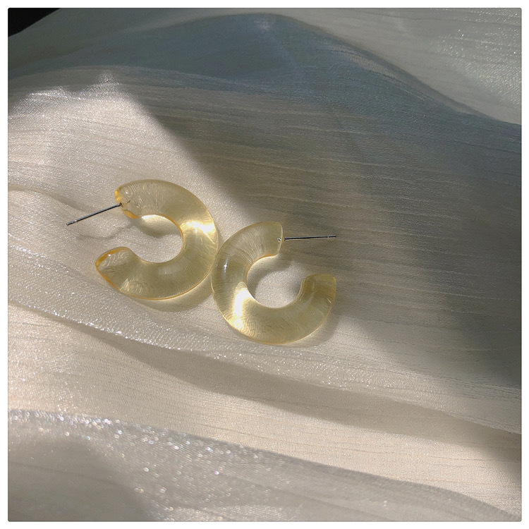 Oversized Sculptural Clear Acrylic Clip-on Earrings With Modern European Design. Hypoallergenic, Tarnish-resistant And Comfortable To Wear. Eye-catchi_voghion.com
