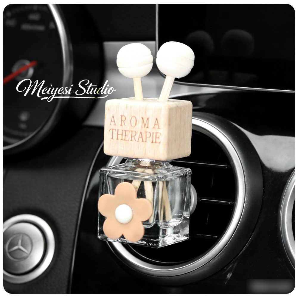 La botella vacía de perfume de la salida de aire del automóvil se puede llenar por sí misma. El aceite esencial de aromaterapia del automóvil se puede volatilizar y expandir la fragancia.