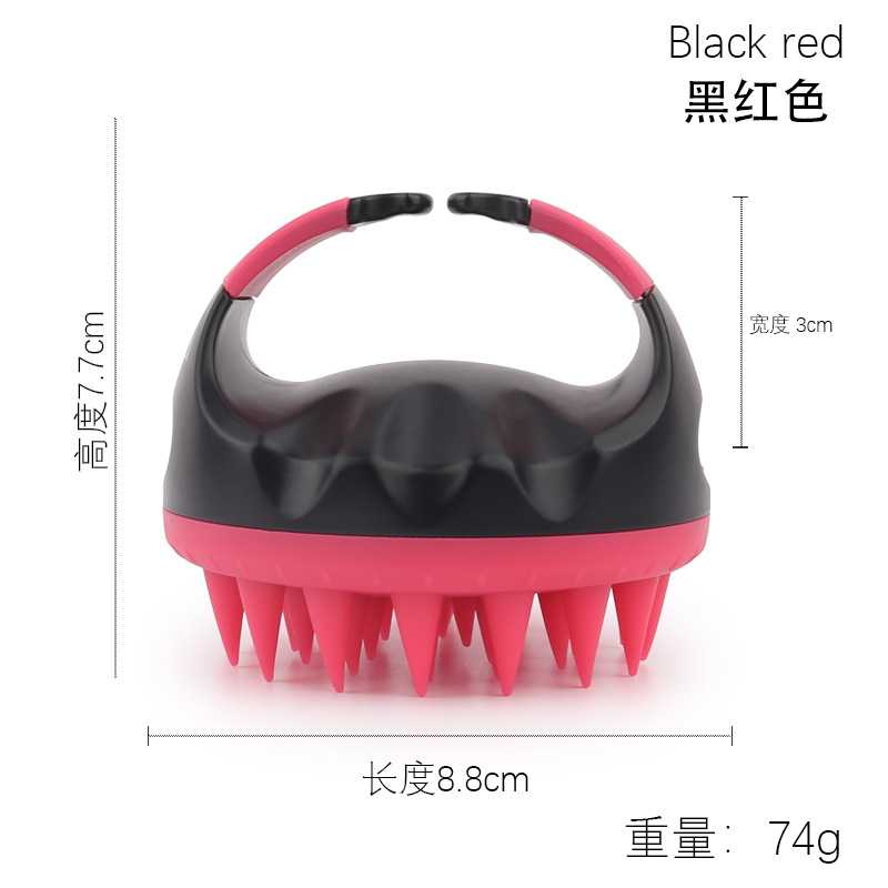 검정색과 빨간색 샴푸 브러시(고무 커버)를 손에 쥐고