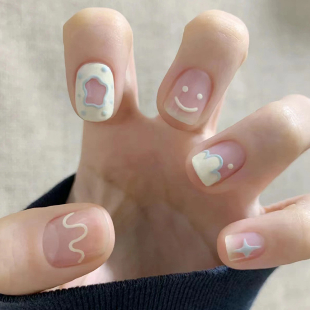 Corazón encantador y suave de una niña usando uñas pintadas en blanco y rosa de dibujos animados de uñas 24 piezas de uñas falsas acabadas venta directa