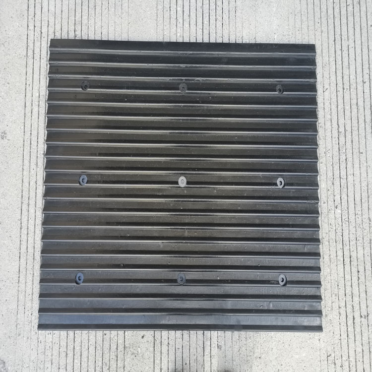 橡胶实心减噪板停车场上下坡减速减震板缓冲带汽车车轮防滑垫噪板