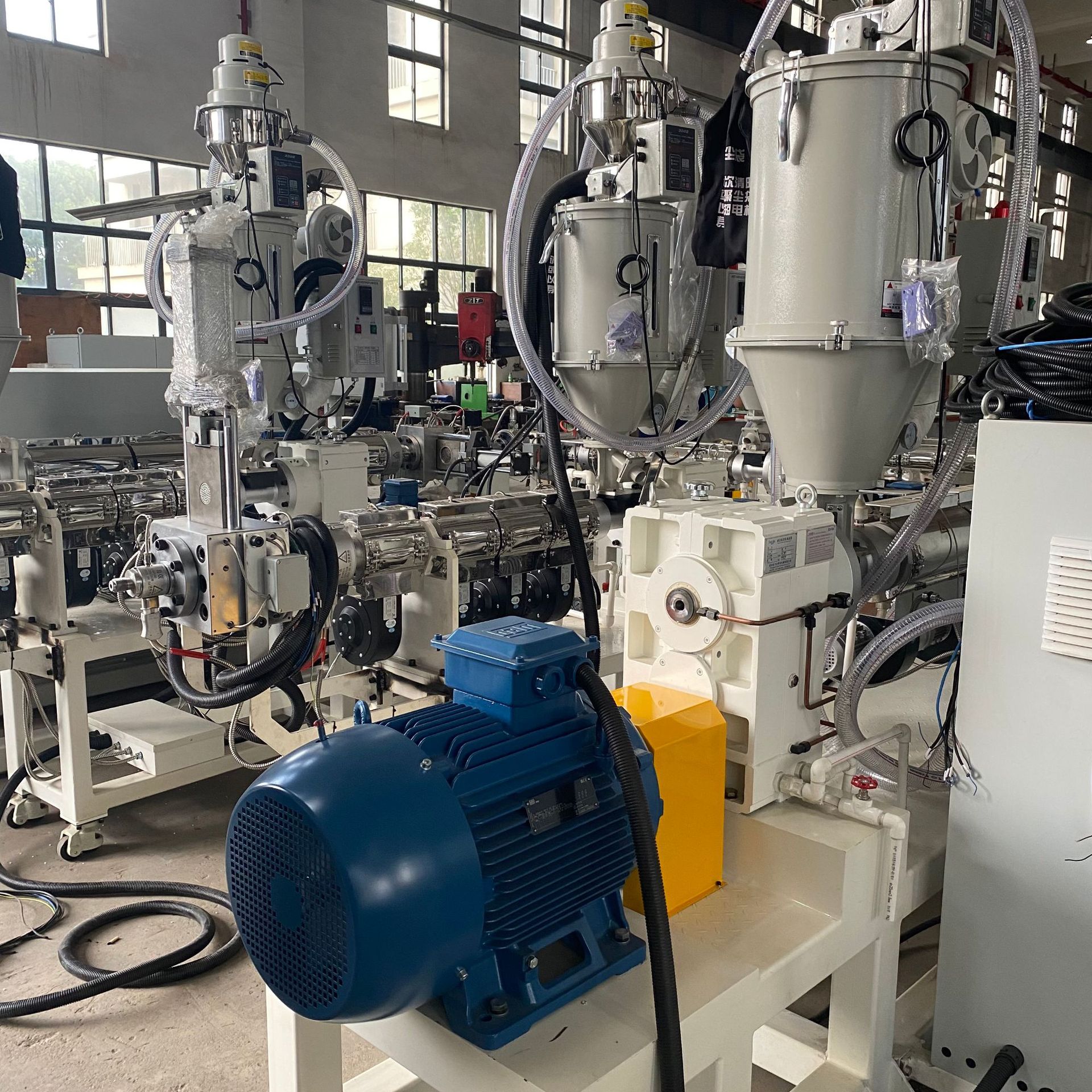 工厂生产 玻纤PP复合塑料吸管生产线带牵引 圆管挤出机设备