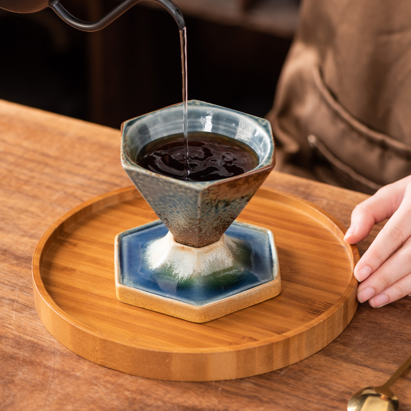 シンプルな北欧の粗い陶器のコーヒーカップの創意は軽くて豪華です。|undefined