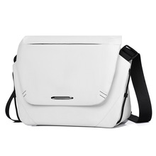 男士斜挎包机车包潮酷百搭休闲通勤男包便携式挎包高级感男邮差包