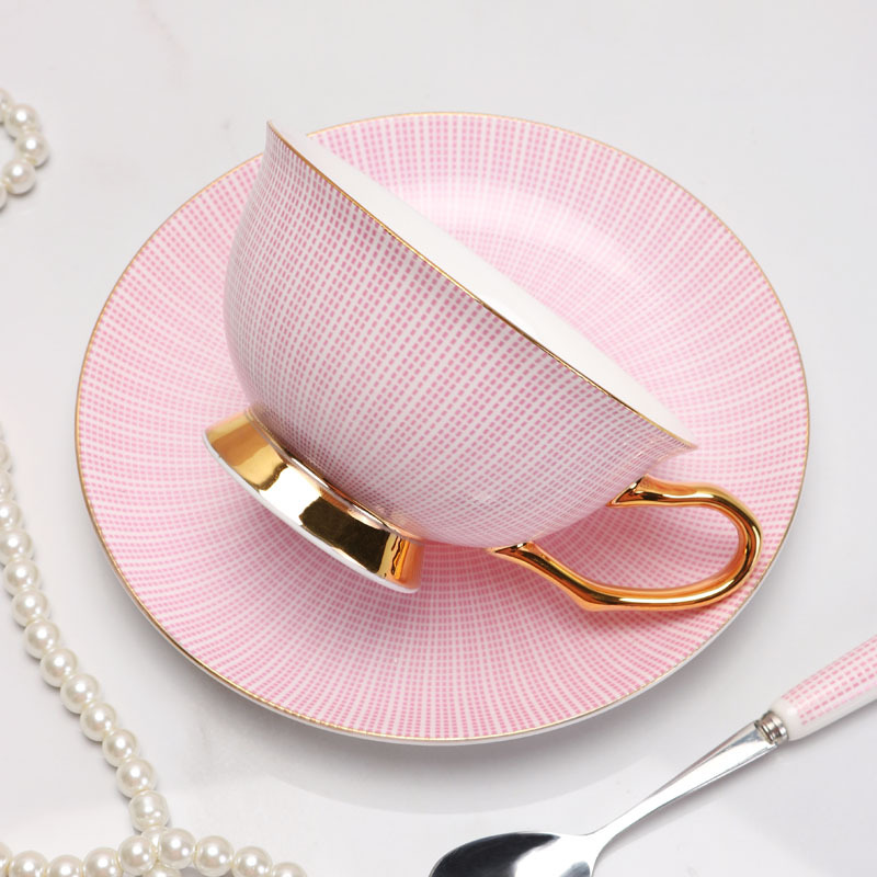 Taza de café de porcelana fresca y platillo traje americano pequeño juego de té de la tarde de lujo dopamina moda taza de té perfumada