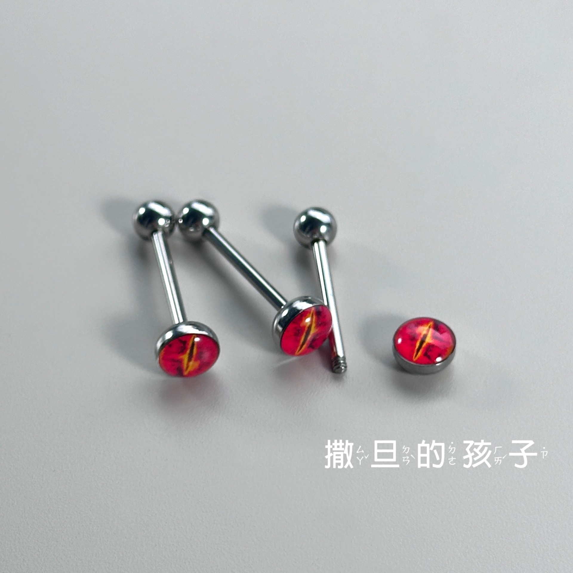 16G labret stud size and finish detail