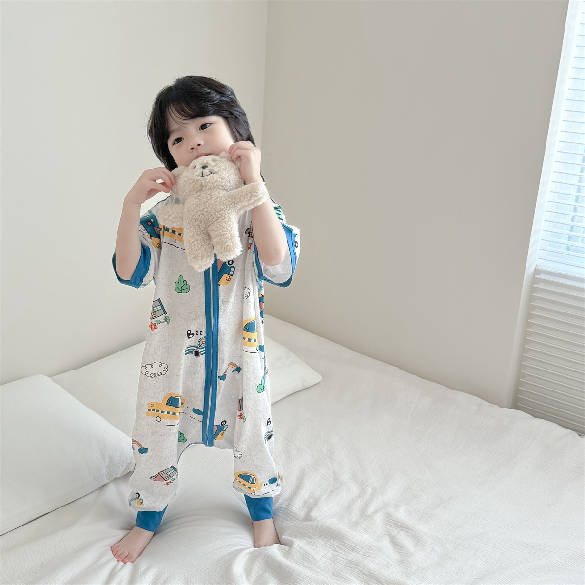 회색 엔지니어링 차량 (원활한 반팔 침낭)