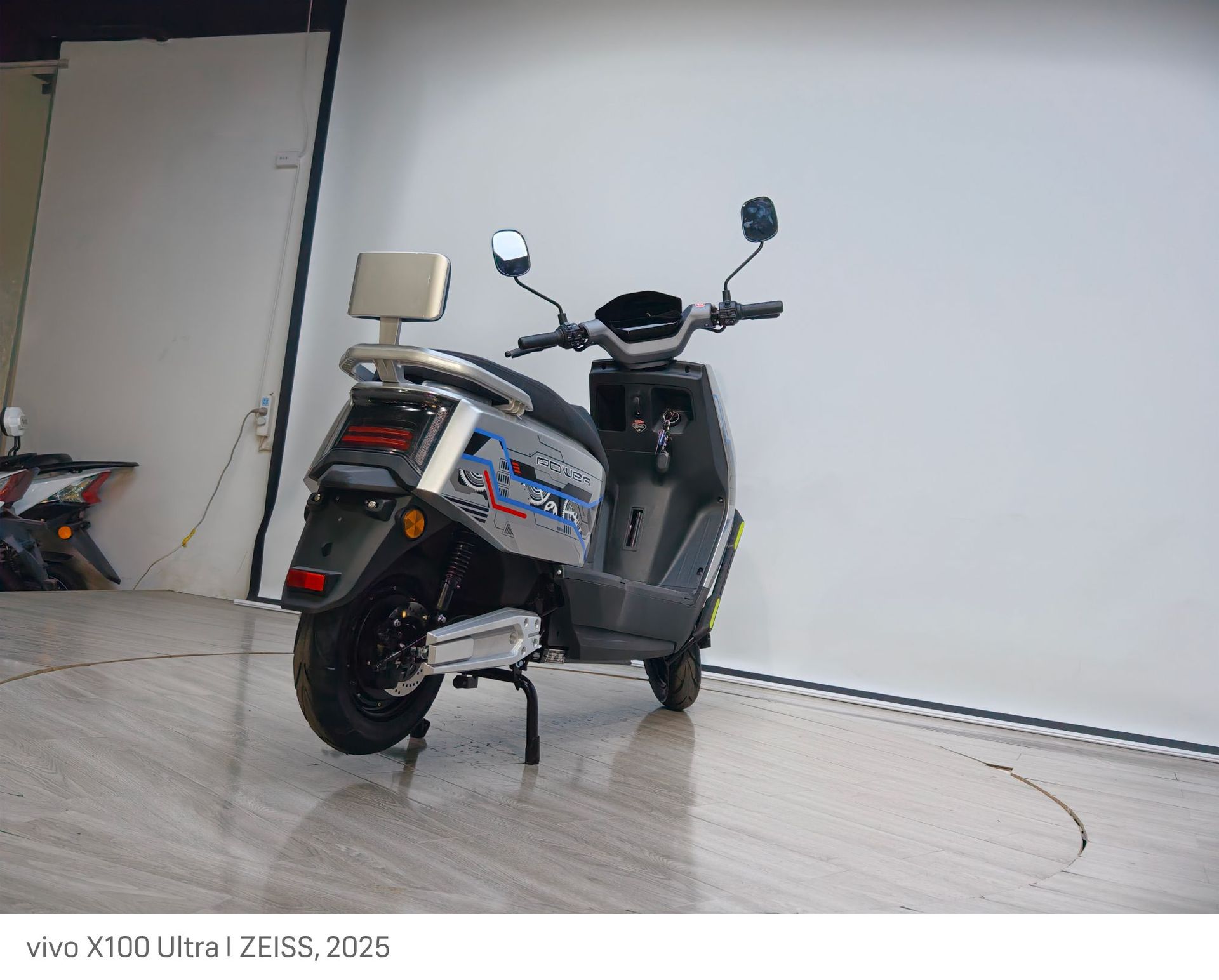 Foreign Trade Export Cangqiong Electric Motorcycle, Commuter Electric Scooter, Electric Scooter with Long Range and High Power