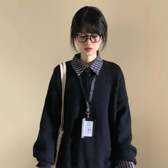 韓国系は通勤して、柔らかいモチモチの黒いvネックのセーターを着ています。