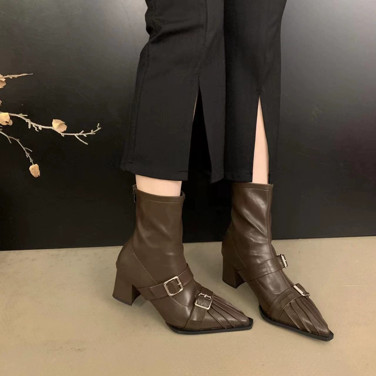 2024 новые наконечные короткие сапоги на высоком каблуке женские застежки-застежки на молнии эластичные тонкие сапоги французские туфли на каблуках Martin сапоги