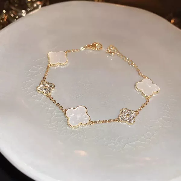 Cross-border bestseller: ultra-sparkling four-leaf clover bracelet for women, ins-style light luxury niche bracelet, unique and versatile hand accessory