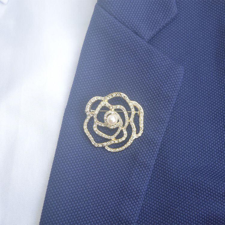 Nuova spilla floreale in stile coreano con diamanti interi e decorazioni di perle, adatta ad abiti e giacche versatili, disponibile per_voghion.com