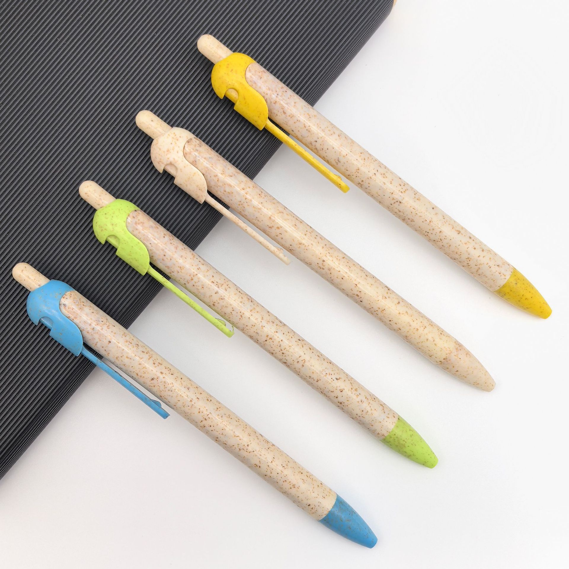 Nuevo material de paja Caballero pluma publicitaria Caballero máscara de modelado bolígrafo de palma verde pluma de trigo al por mayor