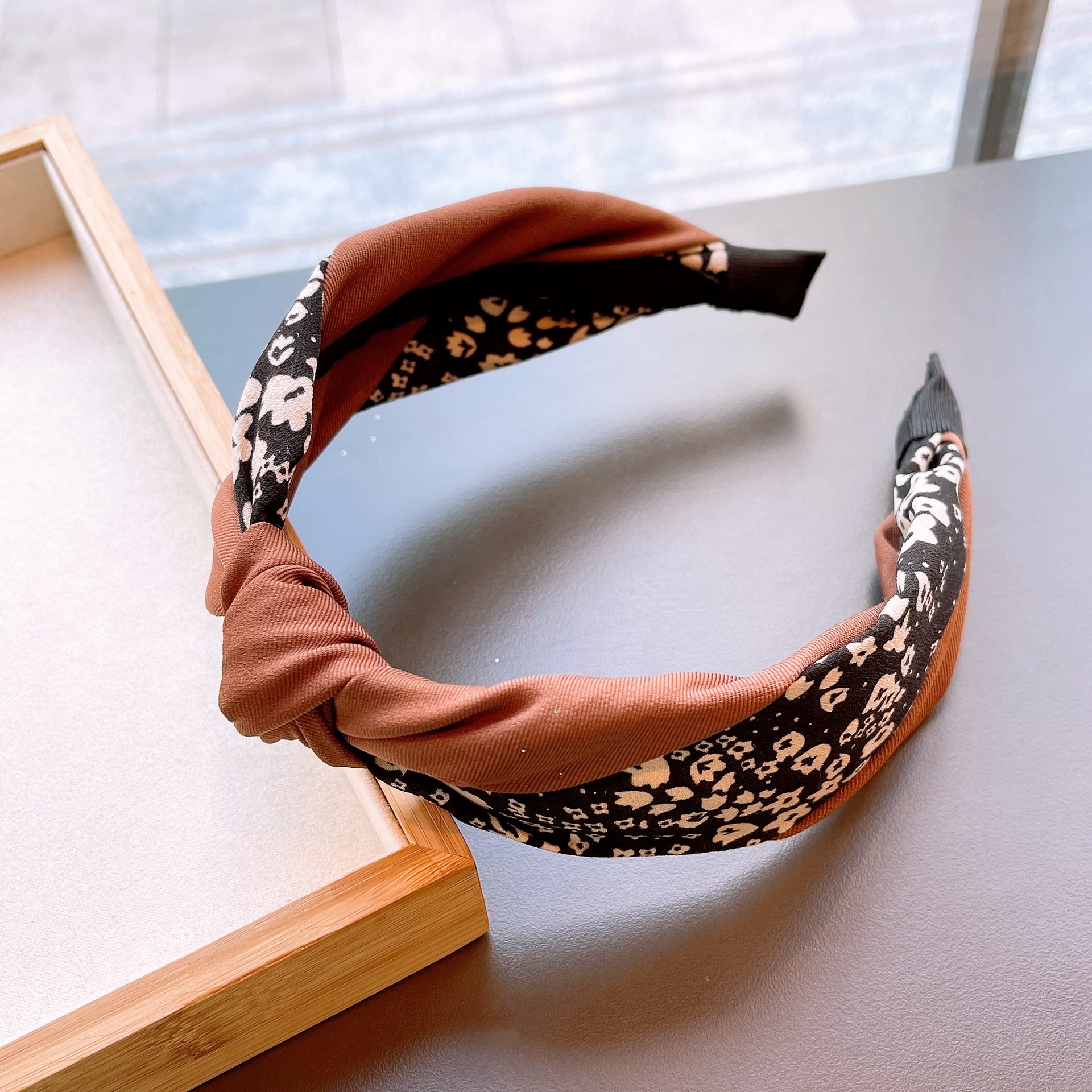 Retro Floral Printing Contrast Color Kink Stitching Headband Wholesale display picture 2