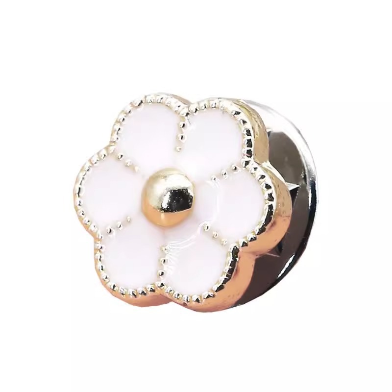 Broche de mujer pequeño pin fijo decoración de ropa temperamento pecho anti-diversión hebilla de luz adorable collar japonés accesorios de artefactos