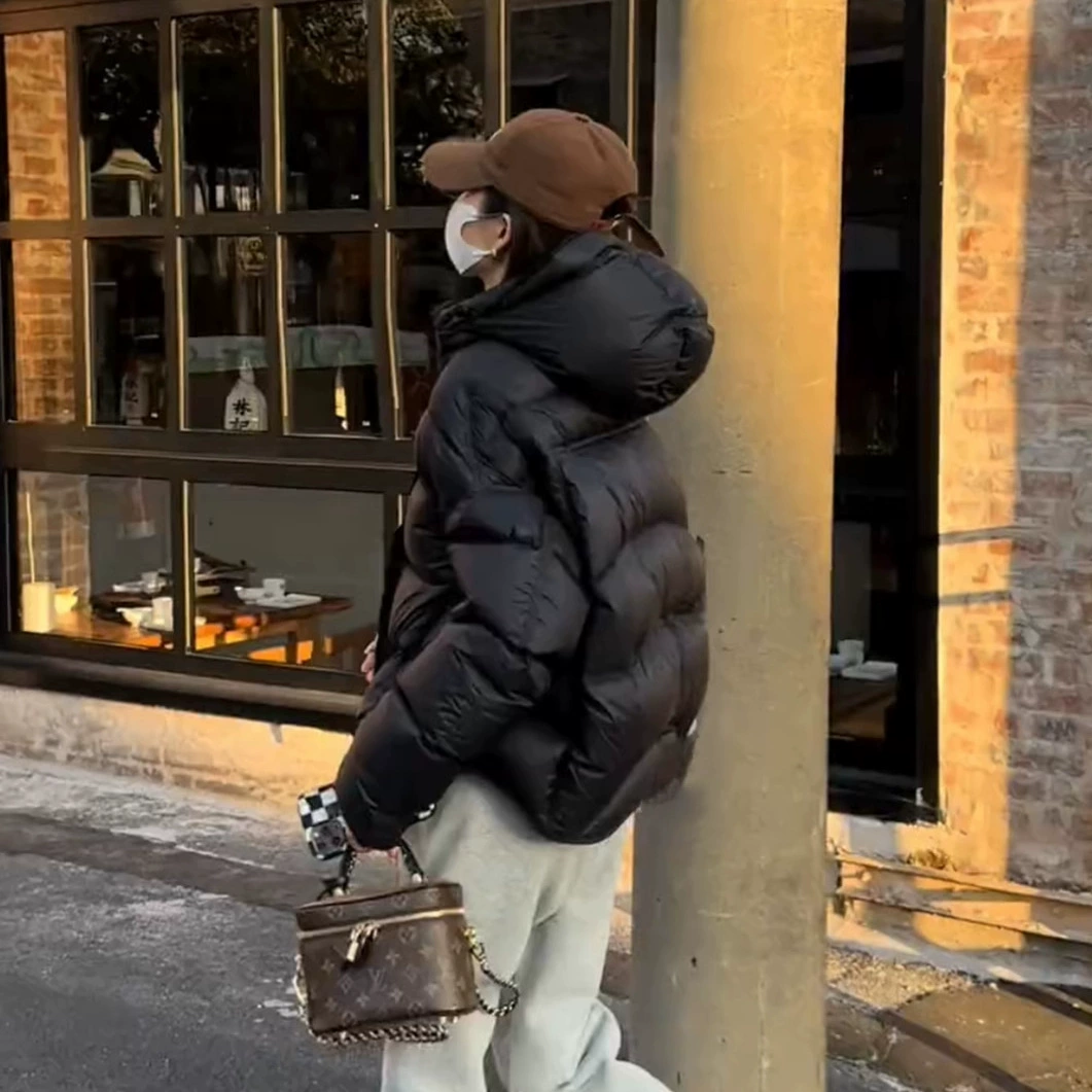 Мягкий клеевой короткий пуховик с капюшоном