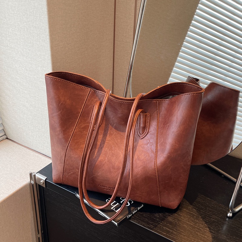 Este año, la popular bolsa de gran capacidad para mujeres 2026 nueva bolsa de brazo simple y casual, bolsa de hombro de viaje universal.