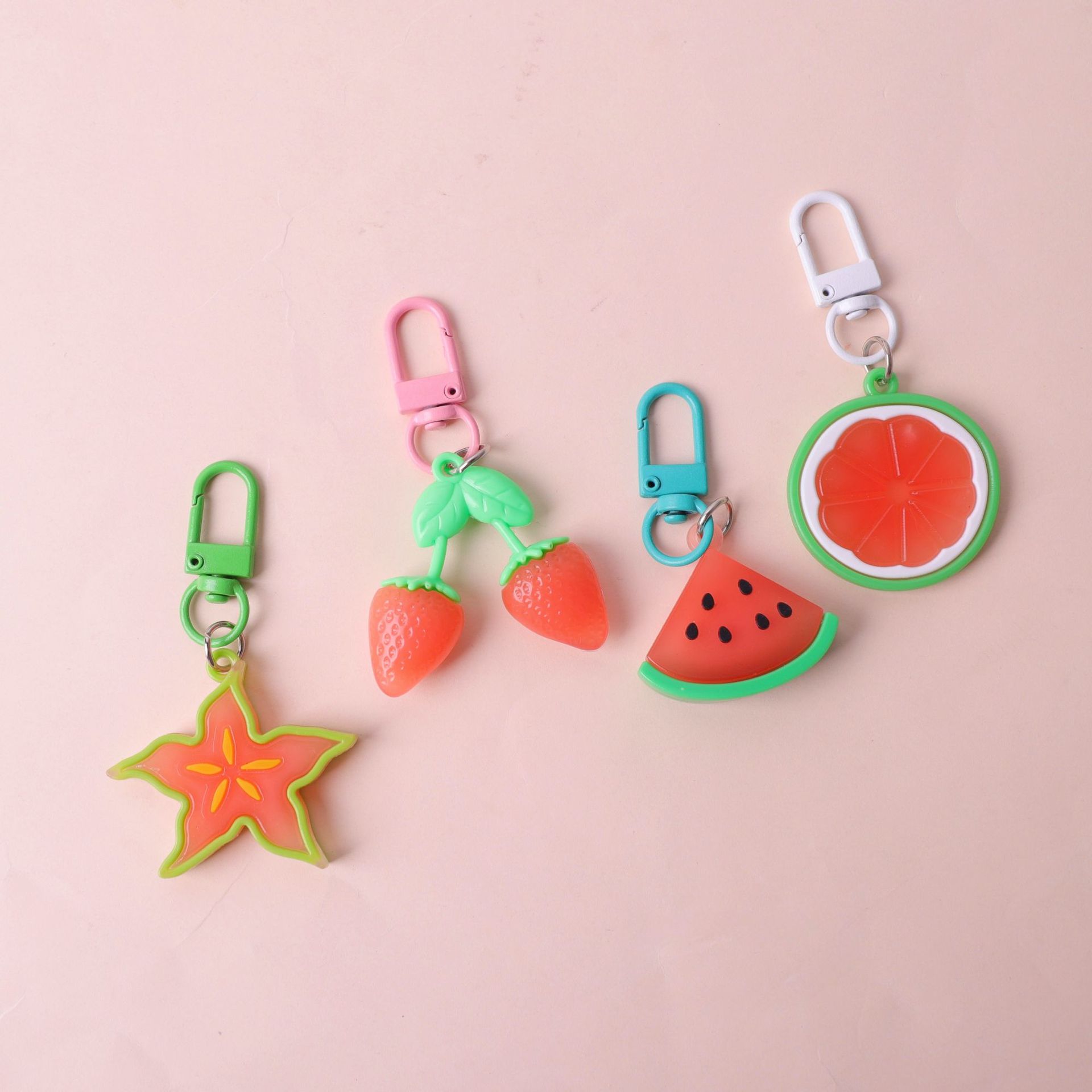 Venta directa de fábrica llavero de fresa de fruta que cambia de color en caso de luz ultravioleta colgante de coche creativo bolso de estudiante colgante
