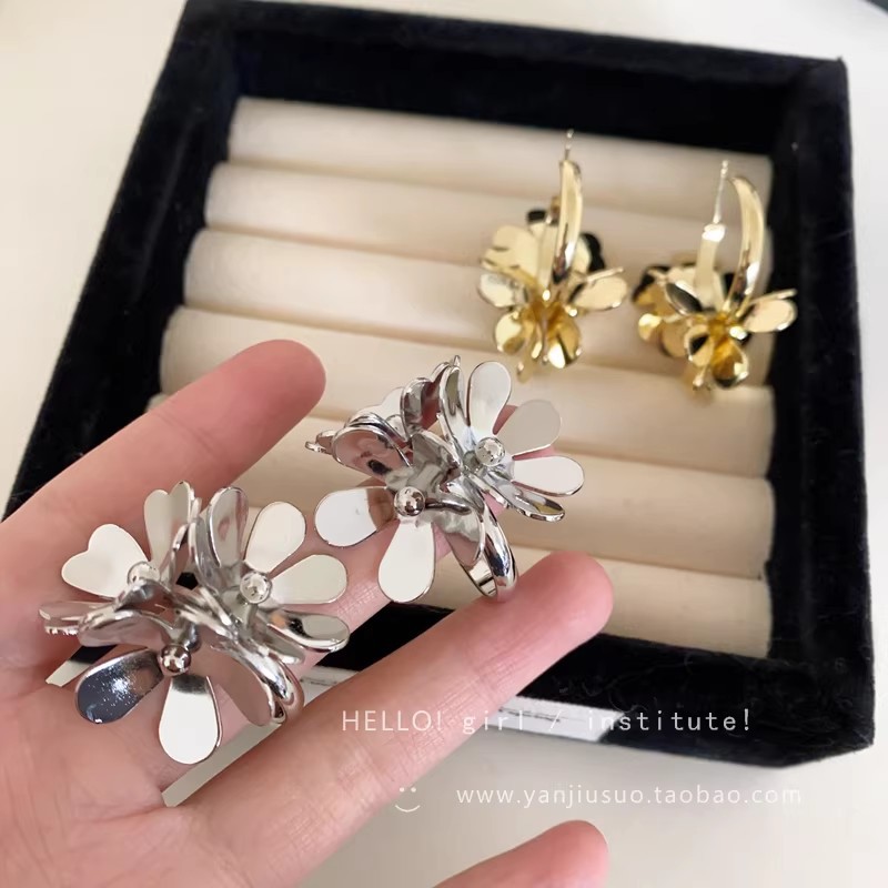 Orecchini a lobo fiore in argento per donna gioiello primavera_voghion.com