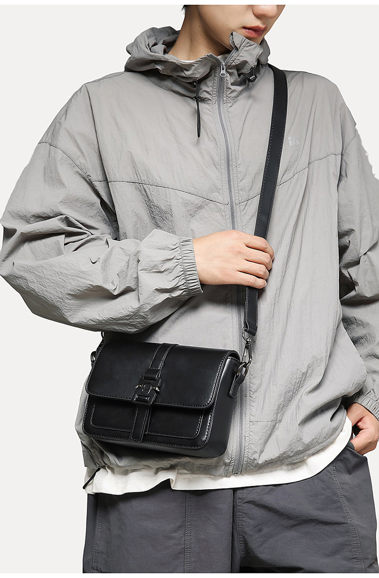 Borsa a tracolla da uomo in stile Sling Bag, design di nicchia, alta qualità estetica, piccola borsa quadrata, trendy e_voghion.com