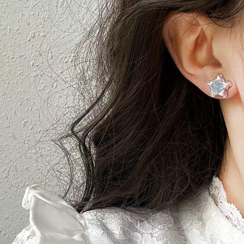 小さな新鮮な対照的な色の絶妙で甘い小さな花の非対称イヤリング女性のための 2025 新しい絶妙な小さなイヤリング|undefined