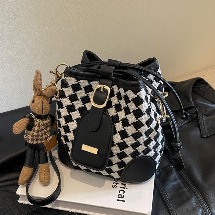 Nicho de diseño retro bolsa de rombo bolso de las mujeres 2023 nuevo de alto grado sentong Qin bolsa de mensajero bolso de cubo de moda todo fósforo