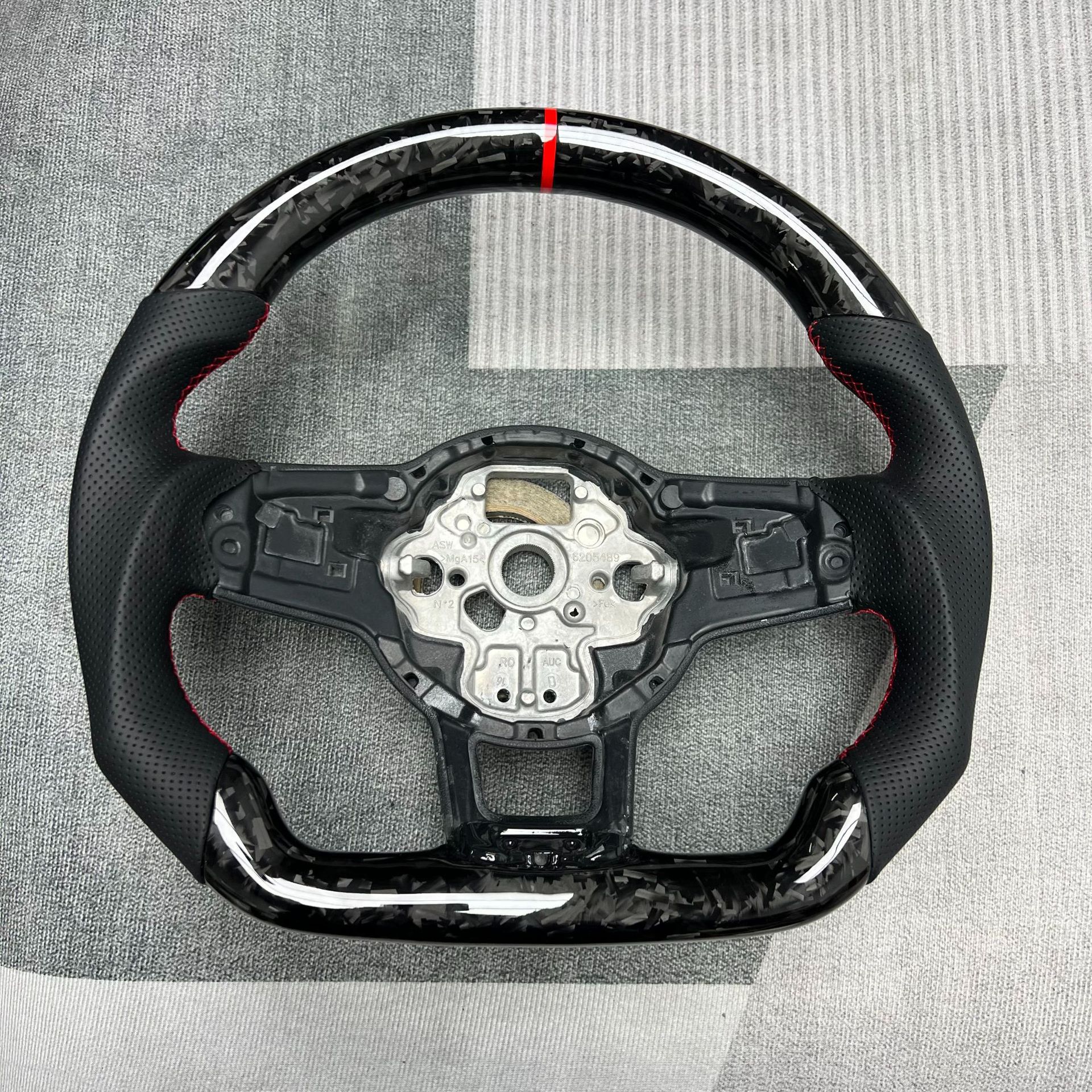Factory customized carbon fiber steering wheel processing is suitable for Volkswagen Magotan/Sapat/Tuyue/Weilan/Polo