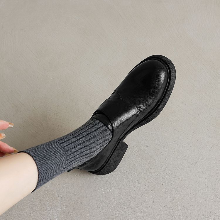 超軟皮一足で楽福靴を漕ぐ女性の厚い底のマジックは小さい革靴を貼って通勤します。|undefined