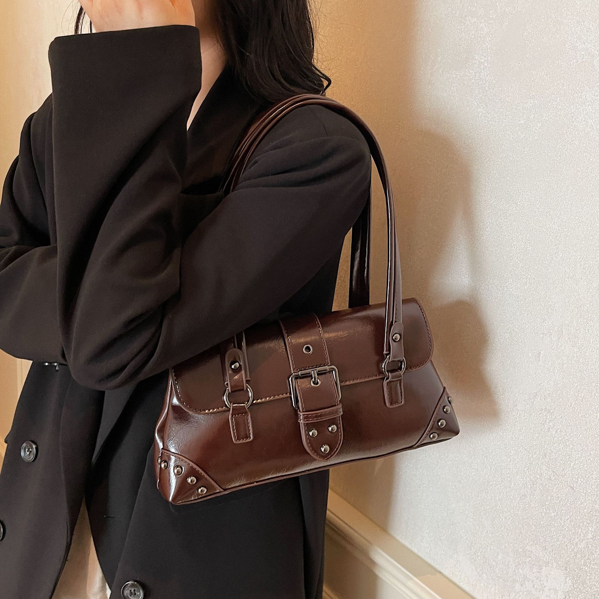 Bolso de brazo de alta sensación para mujeres 2026 nueva moda moda versátil bolso de motor remachado retro bolso de lujo ligero