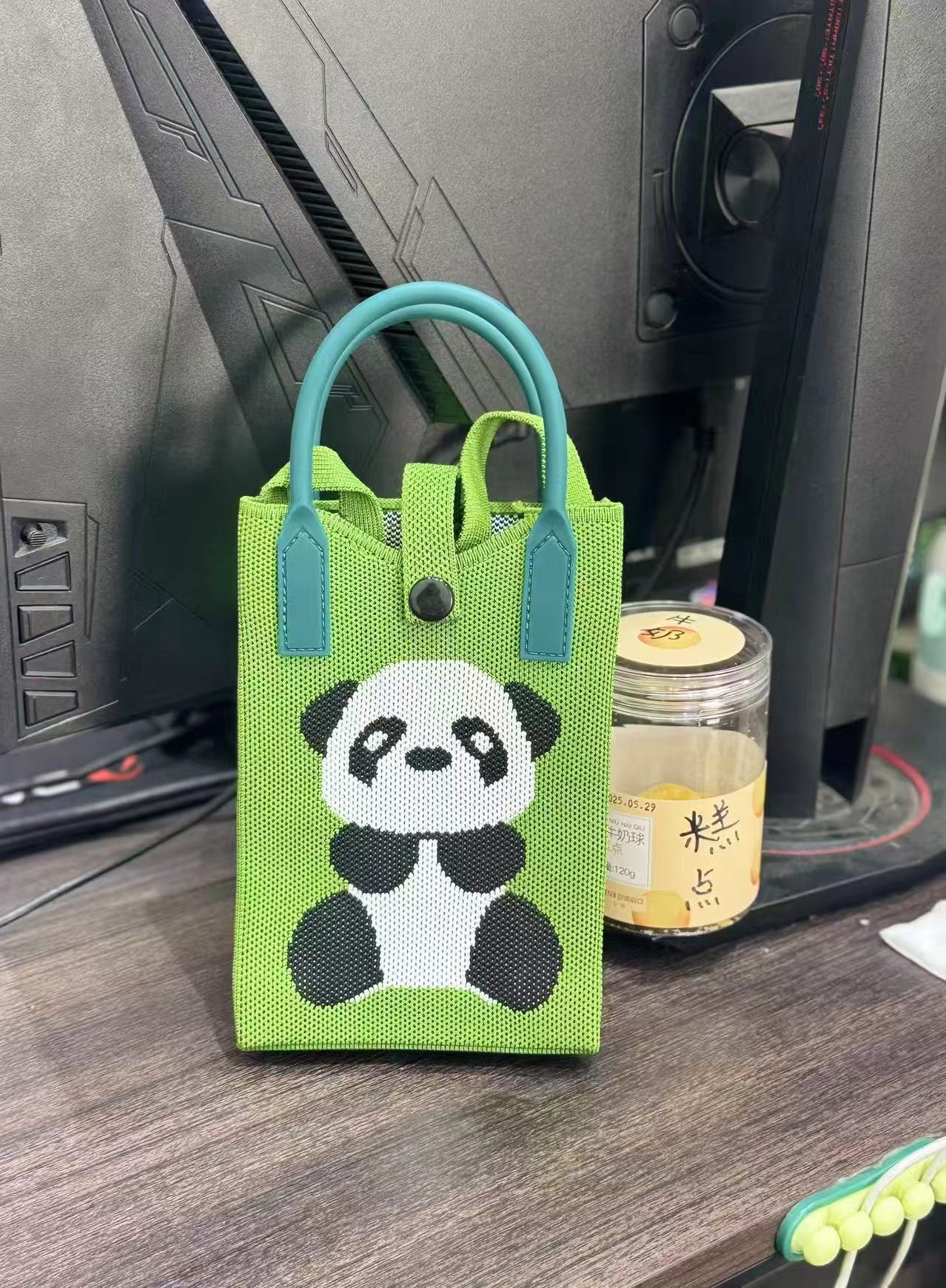 Verde. Panda sentado en el suelo