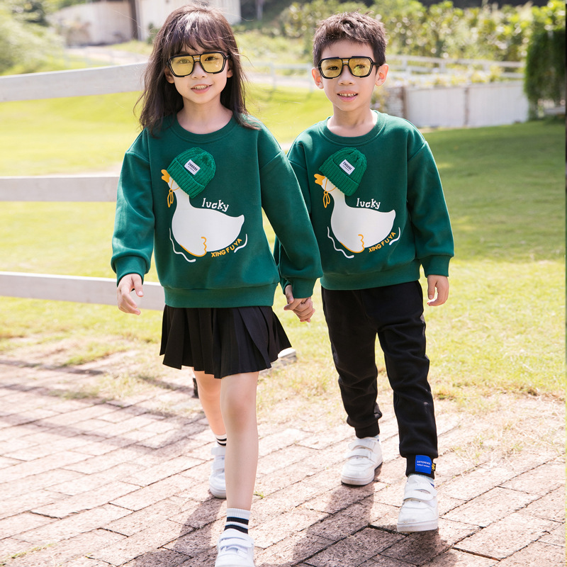 2023 desgaste de padres e hijos Otoño e Invierno Nuevo suéter forrado de lana traje de una familia de tres cuello redondo madre e hija manga larga familia de dibujos animados desgaste