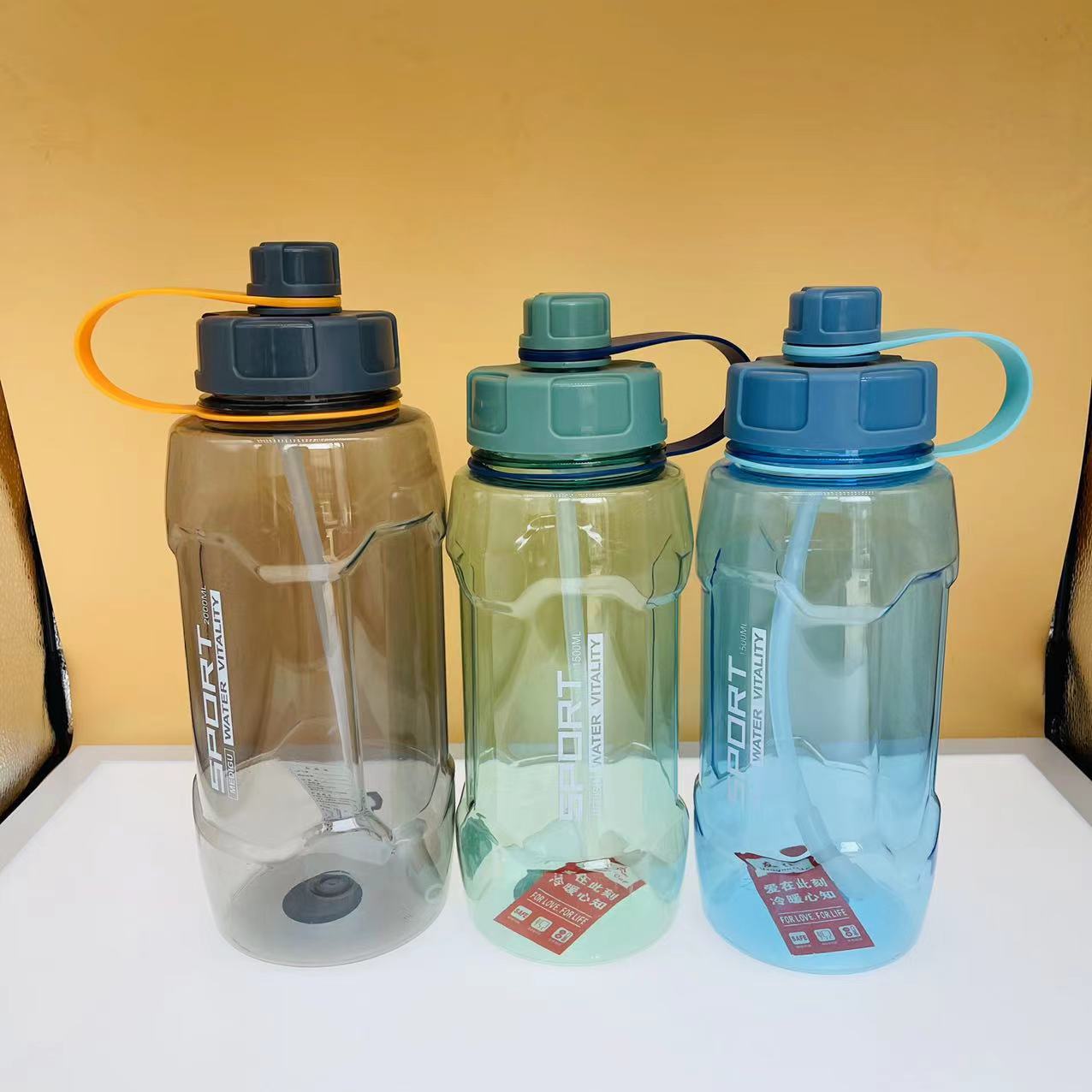 Taza de plástico de gran capacidad taza de espacio con paja taza portátil al aire libre deportes hervidor logotipo impresión 2000ml al por mayor