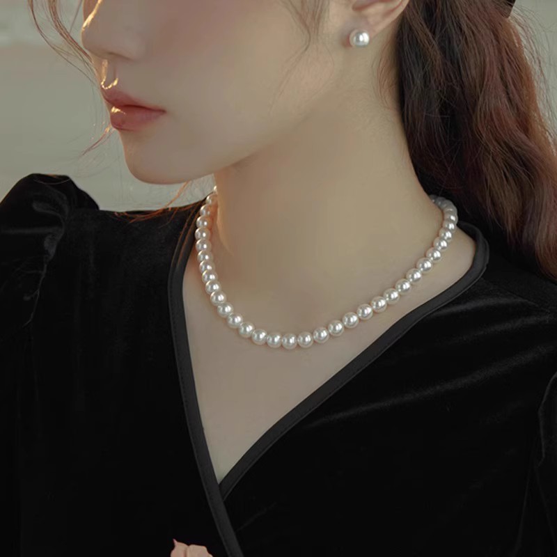 Collana di lusso con chiusura magnetica e perle per donna. Choker ipoallergenico, raffinato e delicato, progettato per comfort e sicurezza. La perla più di tendenza in Europa nel 2026_voghion.com