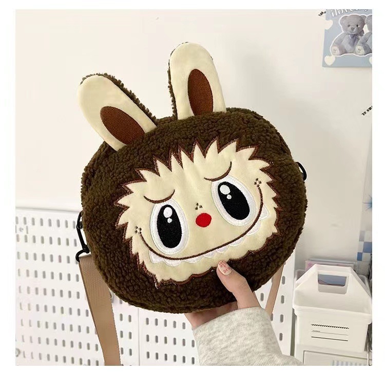 Venta directa de fábrica: bolsas de maquillaje de dibujos animados, muñecos de peluche, juguetes portátiles para niños, bolsos para mujer, muñecos de máquina de garras y otros productos.