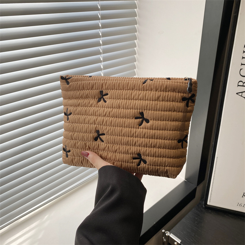 2024 invierno nuevo estilo ins moda portátil pana impresión de mariposa gran capacidad maquillaje embrague portátil