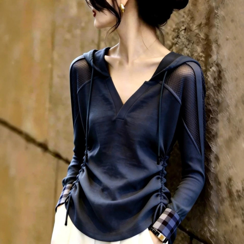 Stylish navy blue long-sleeved top, a new autumn 2026 women's fashion item with a subtle, understated, and elegant design that's hard to find elsewhere