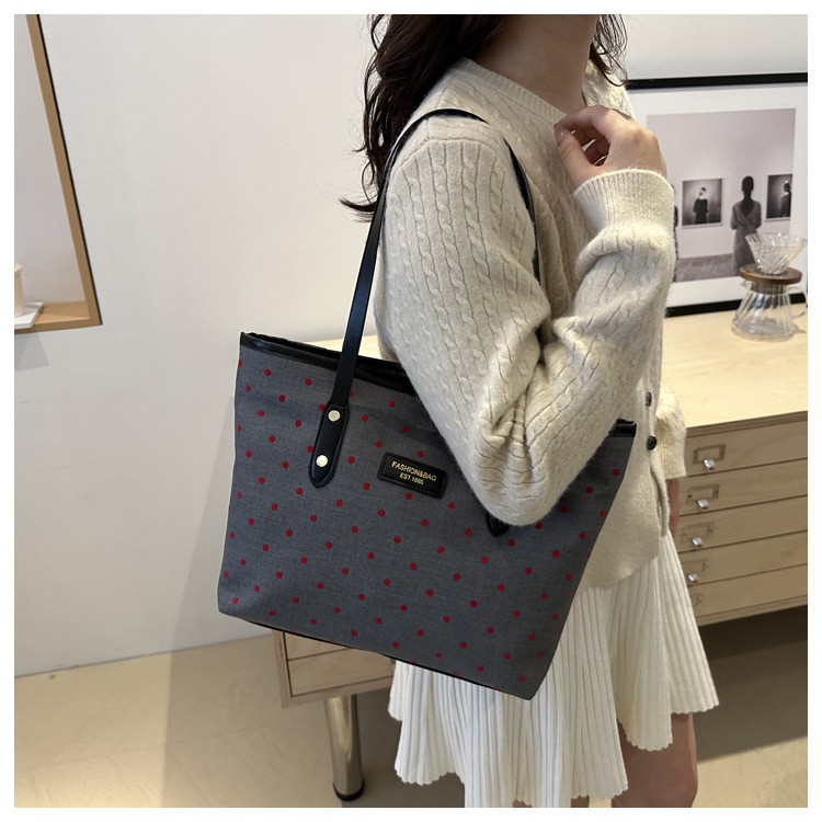 The 2024 new Korean-style tote bag with a college style is stylish, elegant and beautiful. It is a large-capacity single-shoulder and underarm commuter handbag undefined