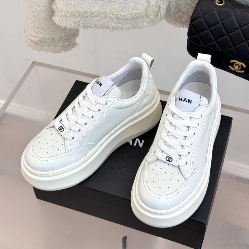 Trendy platform panda shoes, a high-end version for Spring/Summer 2026, featuring breathable, sporty, and casual design, versatile and height-enhancing white sneakers