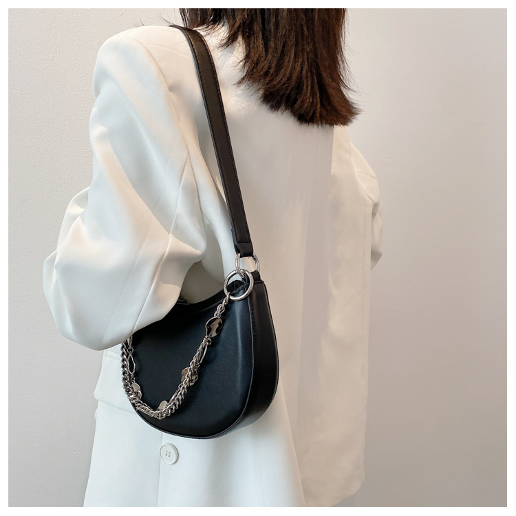 Simple Solid Color Metal Chain Saddle Bag display picture 1