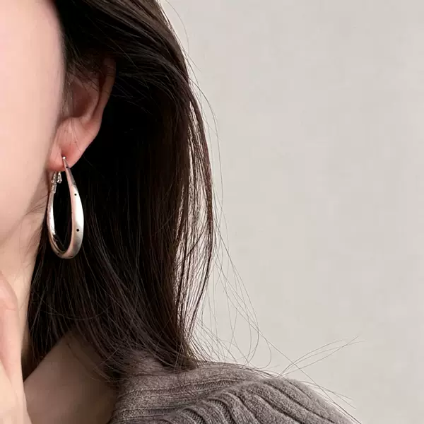 Korean-Style Silver Geometric Circle Polka Dot Earrings for Women 2026 New High-End Earrings Elegant Plain Hoop Earrings