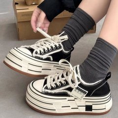 ズック靴の女性2025の新型は厚い底の白色の中で高くなります。