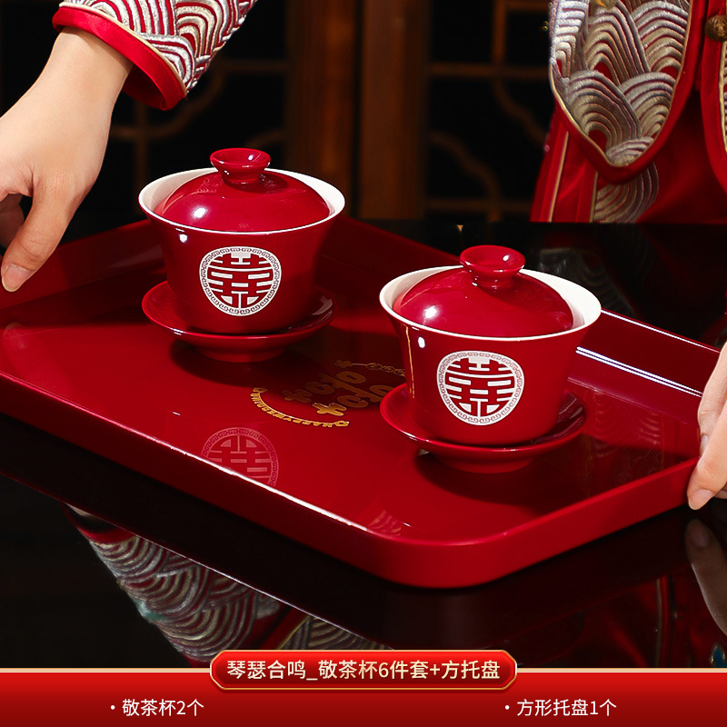Matrimonio con un juego de tazas de té, un par de cubiertas de tazón rojo, artículos de té, artículos de boda, artículos de boda.
